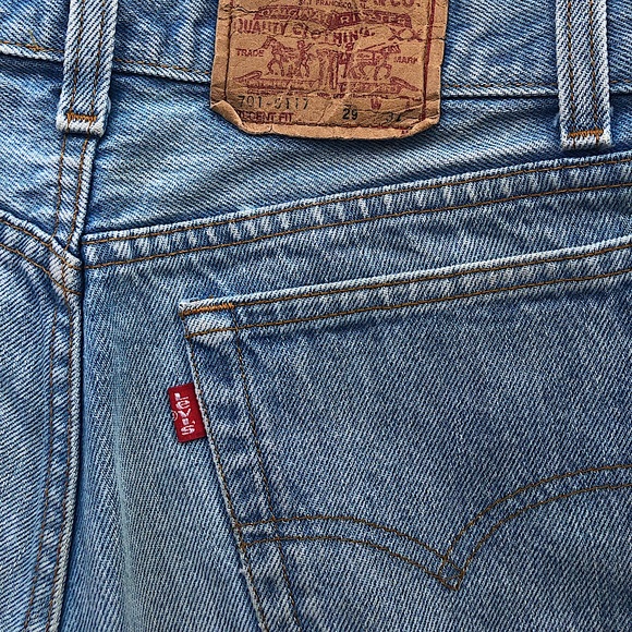 Vintage Levi’s jean shorts - Picture 3 of 5
